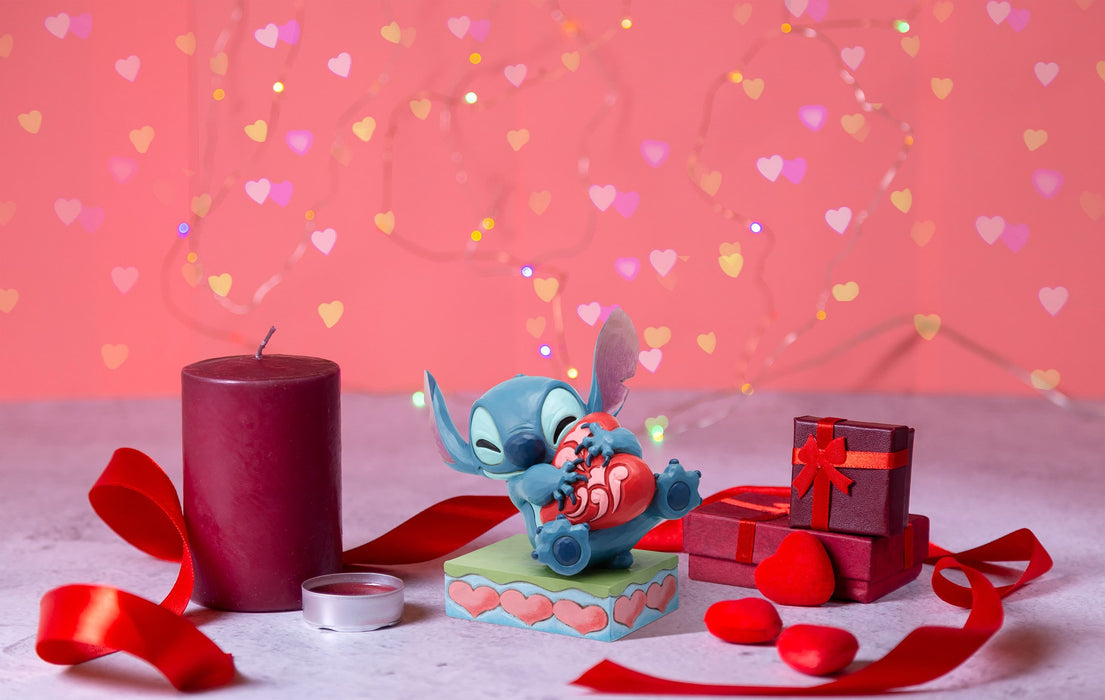 Stitch umarmt eine Herzfigur
